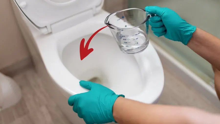 Pouring Hot Vinegar Into the Toilet May Seem Wasteful