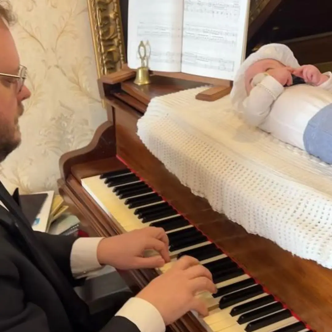 Fabulous! The newborn baby relaxes to the sound of daddy’s piano