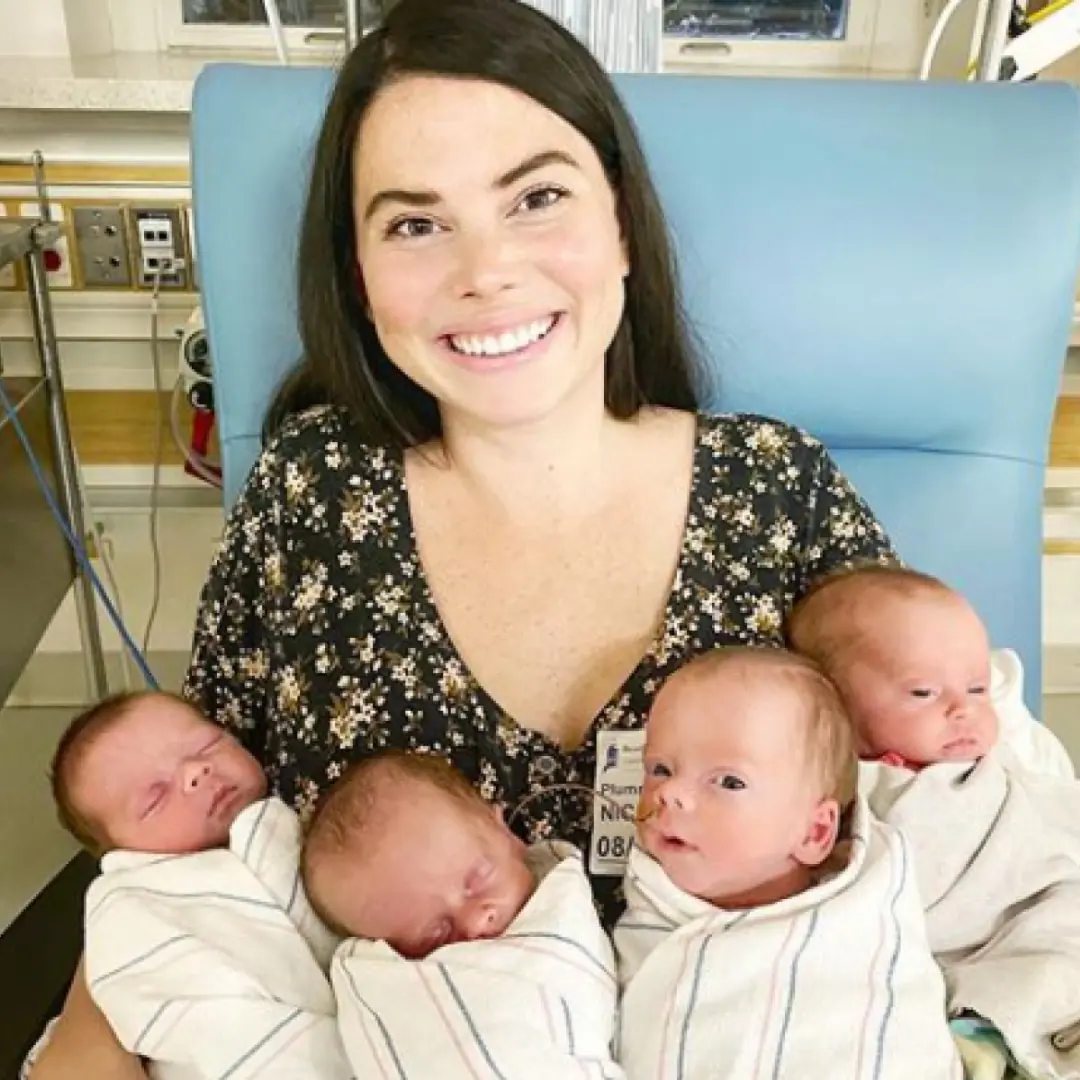 The woman gave birth to 2 pairs of twins, although there are already four children in the family