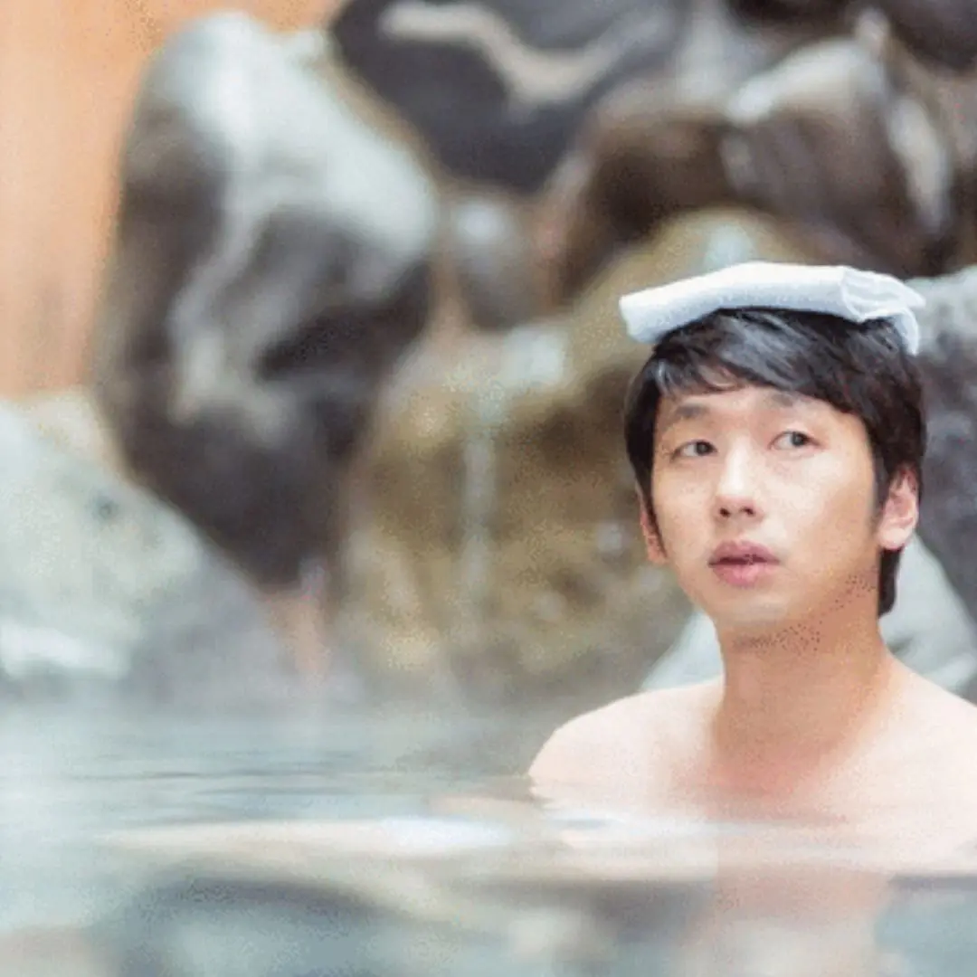 Why do Japanese people put towels on their heads when bathing in hot springs?