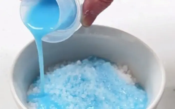 Mixing fabric softener with salt: Great use to solve household problems