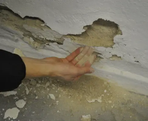 On Humid Days, Walls Are Prone to Mold and Peeling