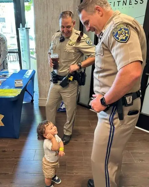 MY SON BECAME BEST FRIENDS WITH TWO POLICE OFFICERS WHILE I WAS JUST WAITING TO GET CASH FROM ATM