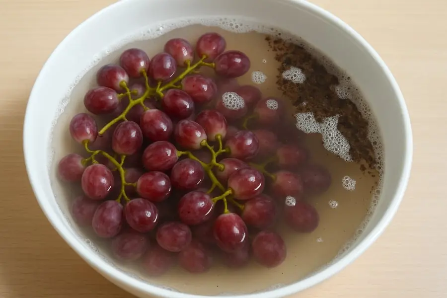 The Mistake of Washing Grapes with Salt or Baking Soda=