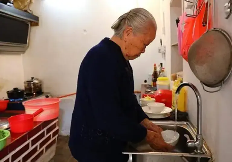 4 Dishwashing Habits Everyone Should Stop Immediately!