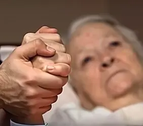 If Your Parent Shows These 4 Signs, They May Be Nearing the End of Life. Prepare Yourself for What’s to Come