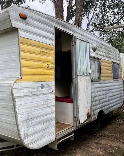 Kind people gave a homeless woman an old trailer!