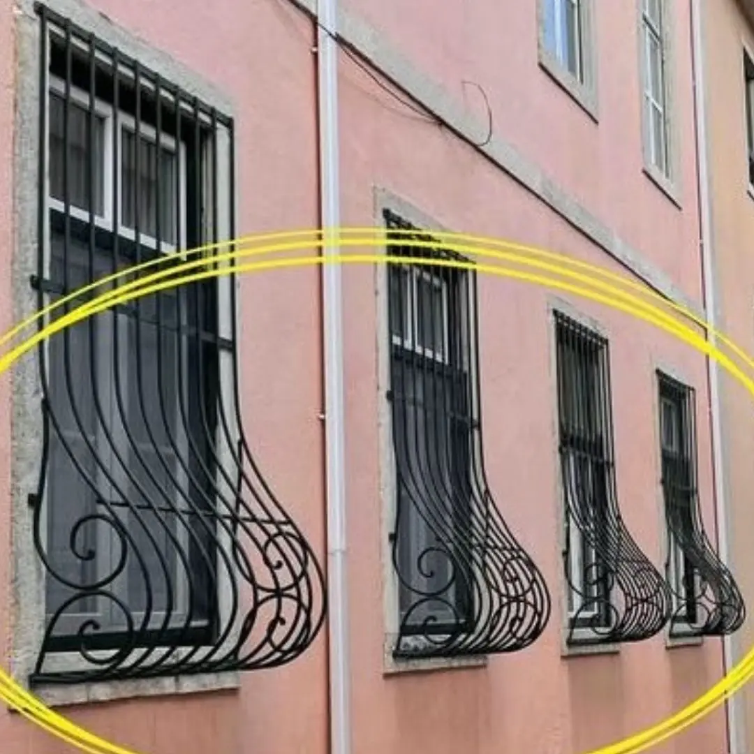 Why Do Some Windows Have "Belly Bars"?