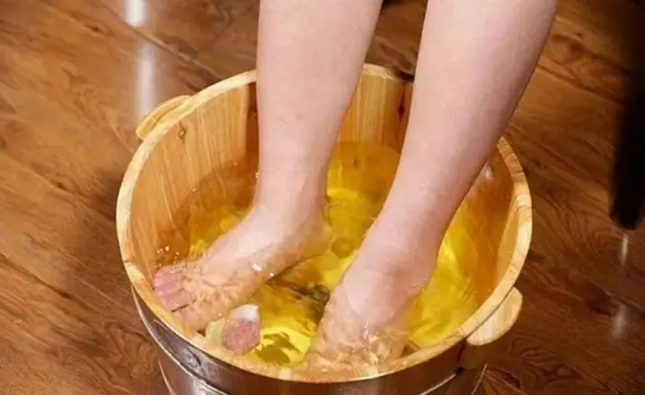 Rubbing Ginger on Your Feet Before Bed: Men and Women Will Be Surprised by Its Benefits!