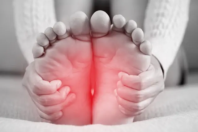 If your feet show these 5 signs, it may be a warning of a serious condition