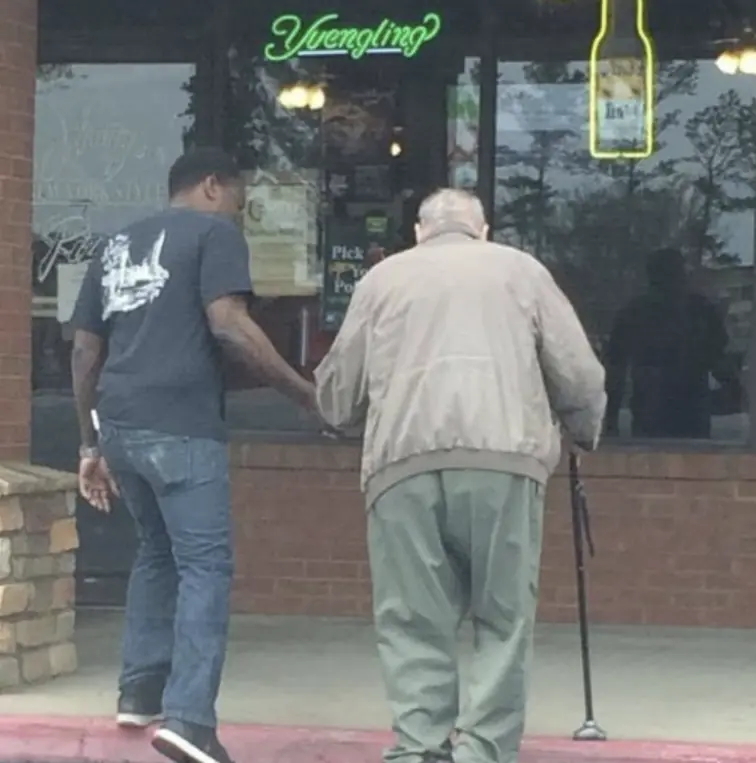 I stopped to assist an elderly man at a restaurant, and it changed my perspective on my father