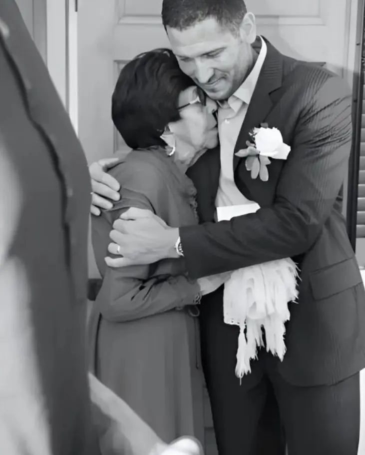 Ashamed of his poor mother at his wedding, he ignored her—until her emotional speech revealed a truth that left everyone in tears
