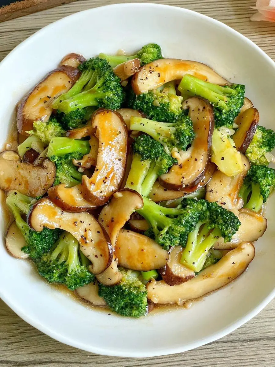 Stir-Fried Broccoli with Mushrooms