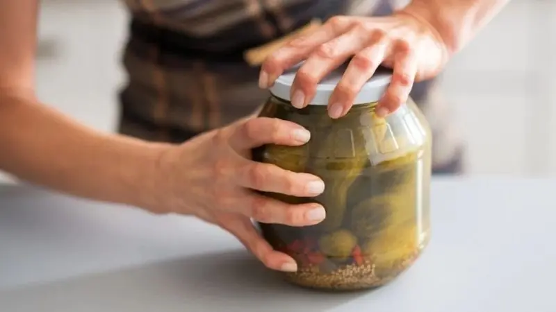 Simple tips everyone should know to open jar lids easily