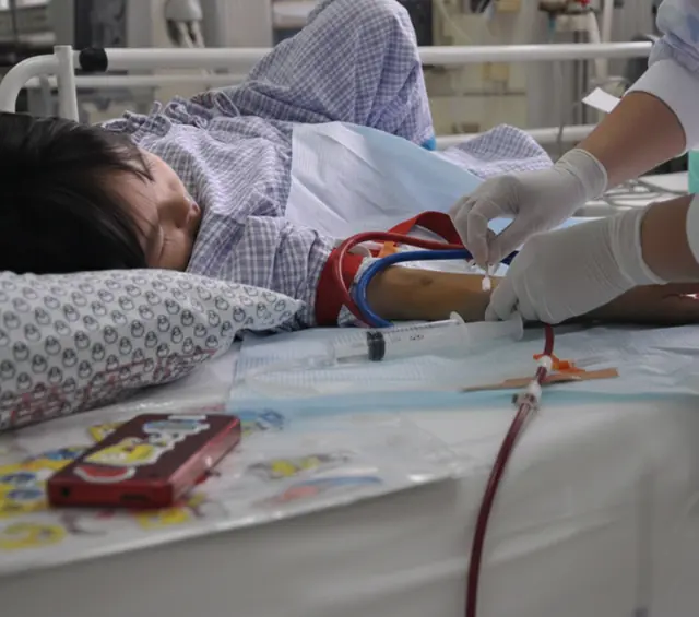 An 8-year-old girl di.es from kid.ney can.cer, father breaks down in tears: “It’s all my fault!”