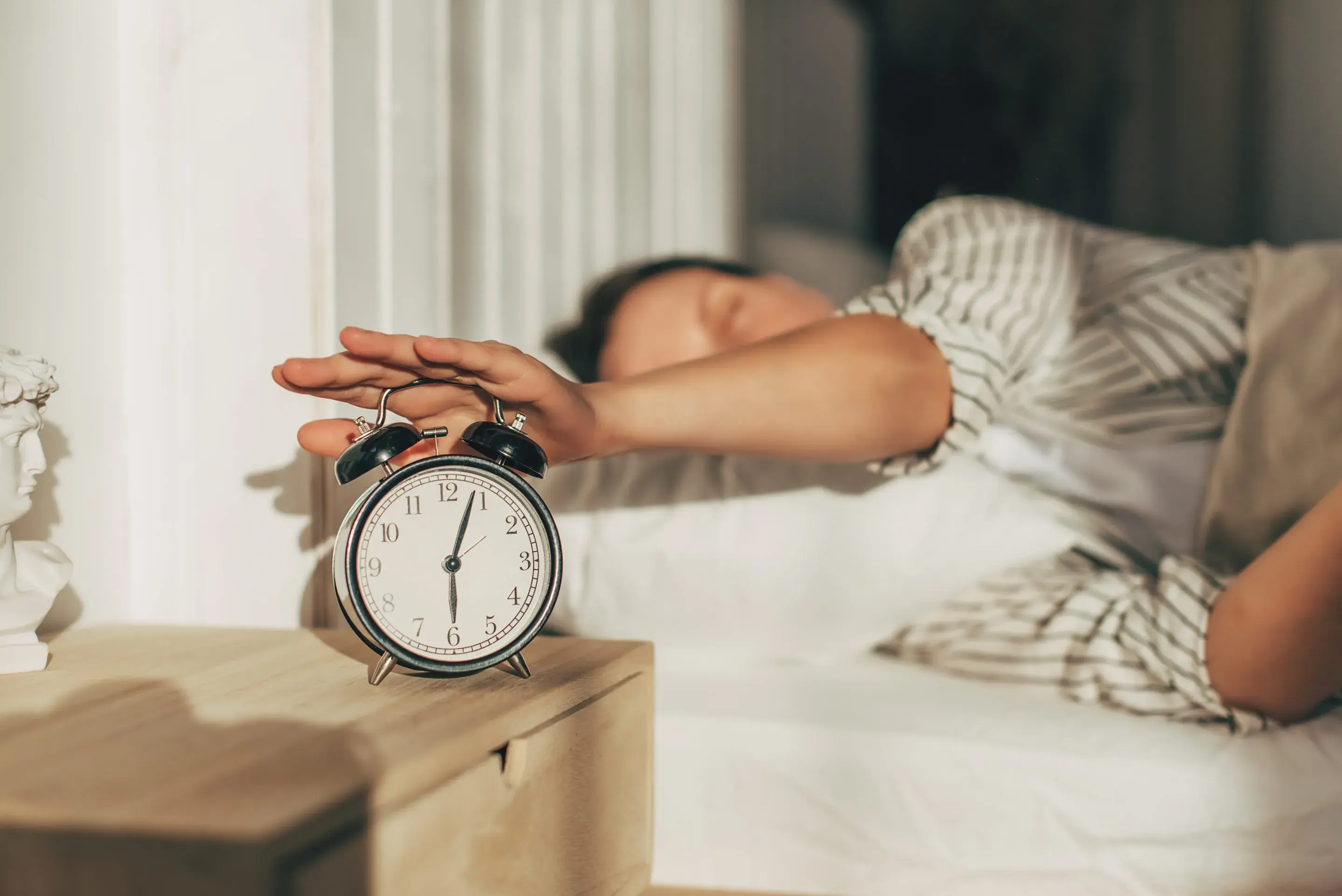 4 Harmful Habits Many People Do Right After Waking Up – Quit Them If You Want to Live Longer