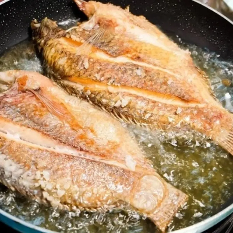 Don’t Fry Fish with Only Oil: Add These 2 Ingredients for No Splattering, No Sticking, and Perfectly Crispy Fish
