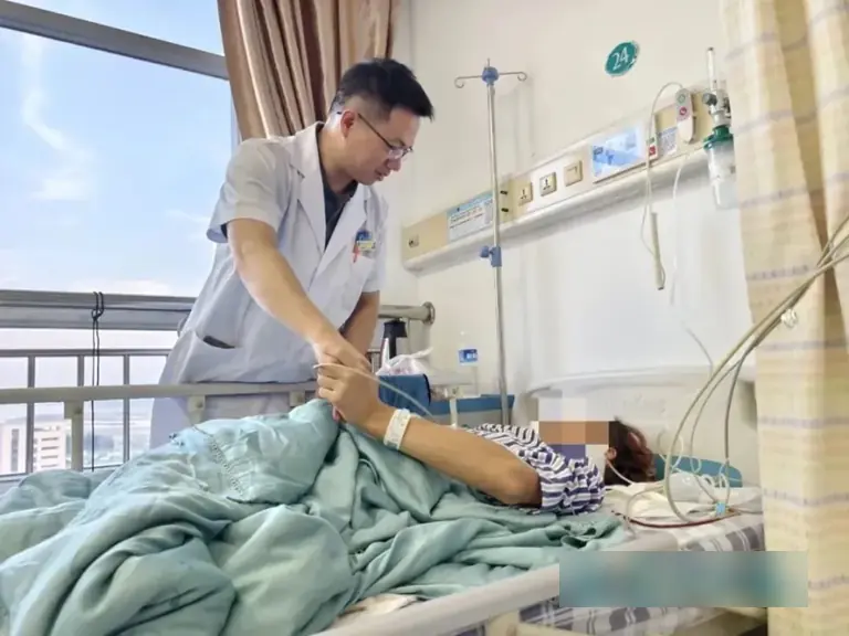 Woman Paralyzed on One Side After Turning Over to Grab Her Phone at Night: Don’t Ignore These Warning Signs