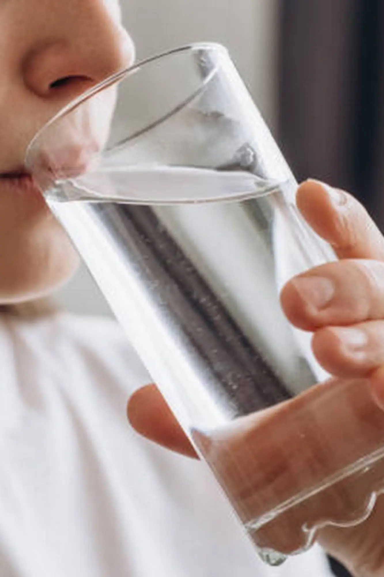The health benefits of drinking water on an empty stomach in the morning