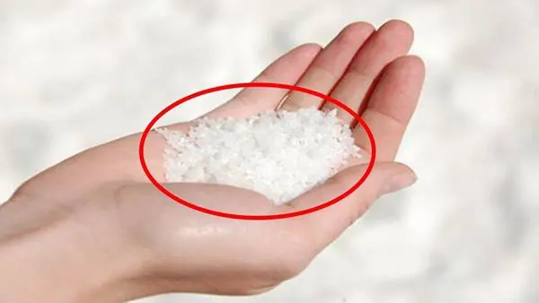 Sprinkling salt in door cracks: A simple habit with surprising meaning and practical benefits