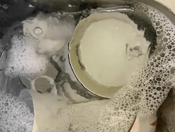 Washing dishes this way is no different from “taking poi.son”: 4 wrong habits many families are making