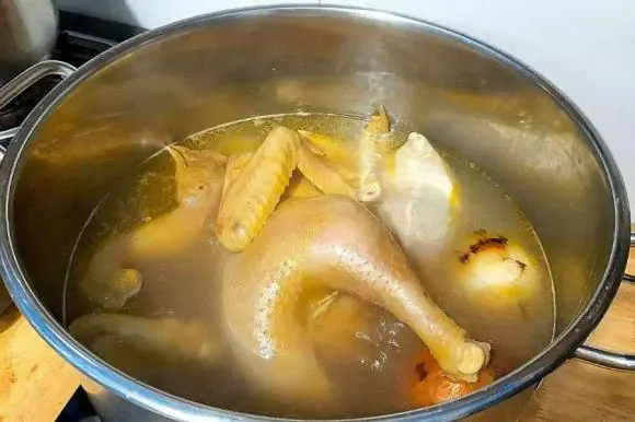 A Step Many Think Makes Chicken “Clean” Actually Does the Opposite: Experts Everywhere Say Stop Immediately