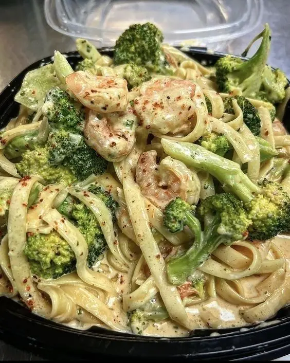 Creamy Shrimp & Broccoli Alfredo Pasta