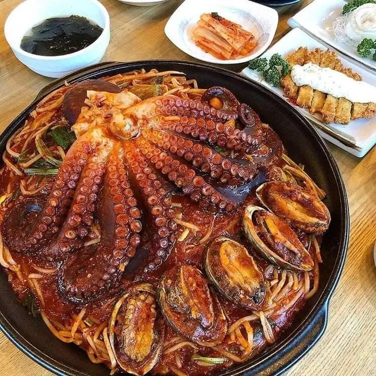 🌶️ Korean Spicy Seafood Noodle Soup (Jjampong Style)