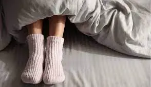 Why do Japanese people wear socks to sleep regardless of winter or summer?