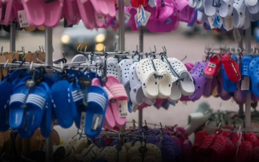 This type of "poiso,nous sandal" can cause early puberty in children, but many parents still buy it for their children to wear!