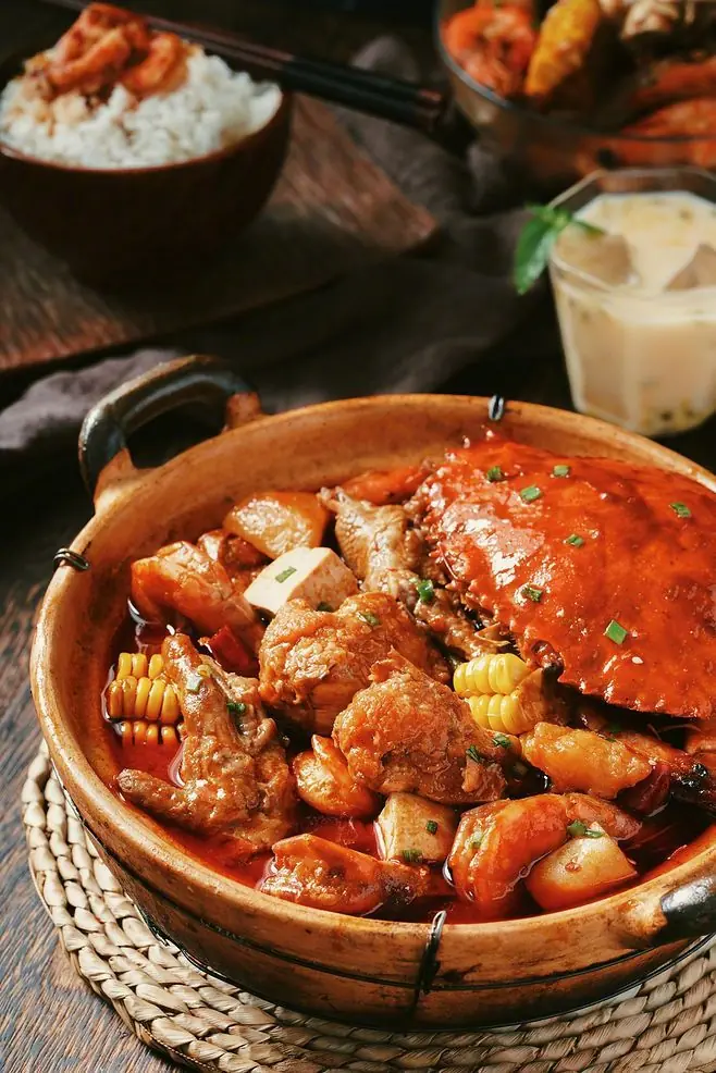SPICY BRAISED CRAB HOT POT (ASIAN-STYLE)