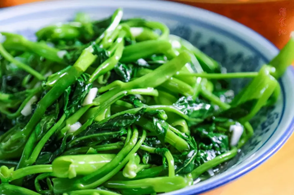 Most leftover food can still be eaten—but there are two types you’re better off throwing away than “slowly pois.oning yourself.”