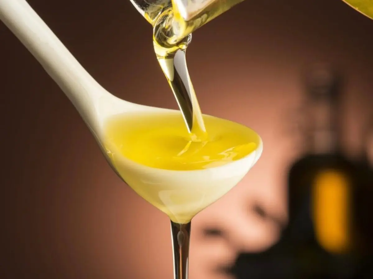 With just one tablespoon of olive oil a day, the body can gain multiple benefits for the heart, digestion, and skin—if used correctly.