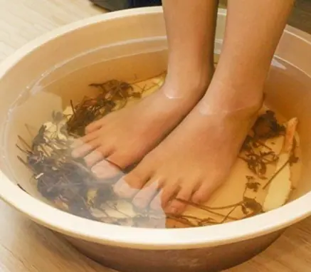 5 Detox Baths to Remove Aches, Pains and Toxins + Fragrant Bath Melts Recipe