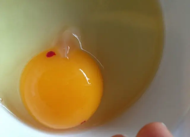 If you see these 4 types of eggs at the market, don’t buy them no matter how cheap they are: they can cause stomach pain and silently harm your health