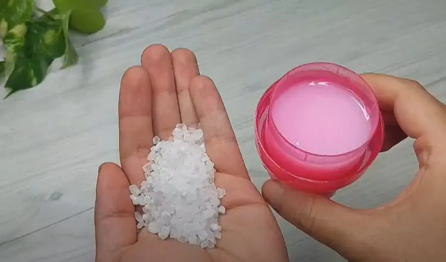 The benefits of mixing fabric softener with salt for household cleaning