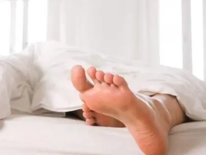 Why Sleeping With One Foot Outside the Blanket Actually Works