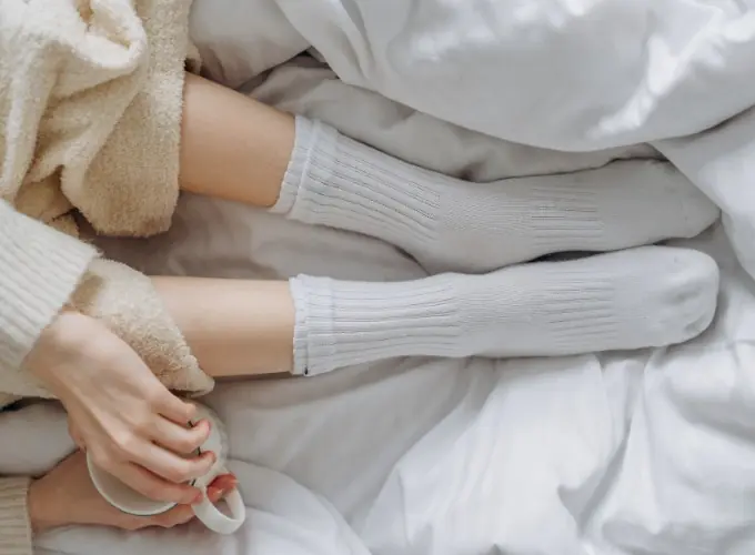 Sleeping with socks on: What really happens to your body?