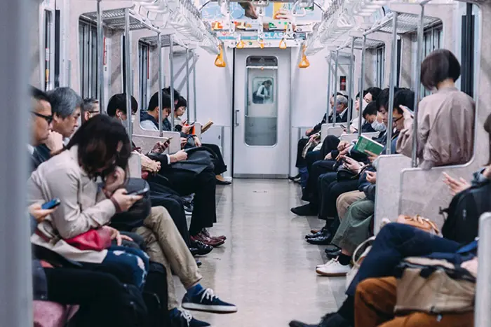 On trains or in crowded places, the silence of the Japanese people intrigues many tourists. What is the real reason behind it?