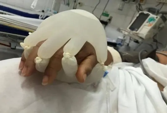 The Inspiring Story Behind the Viral “Hands of Love” Photo During the COVID-19 Pandemic