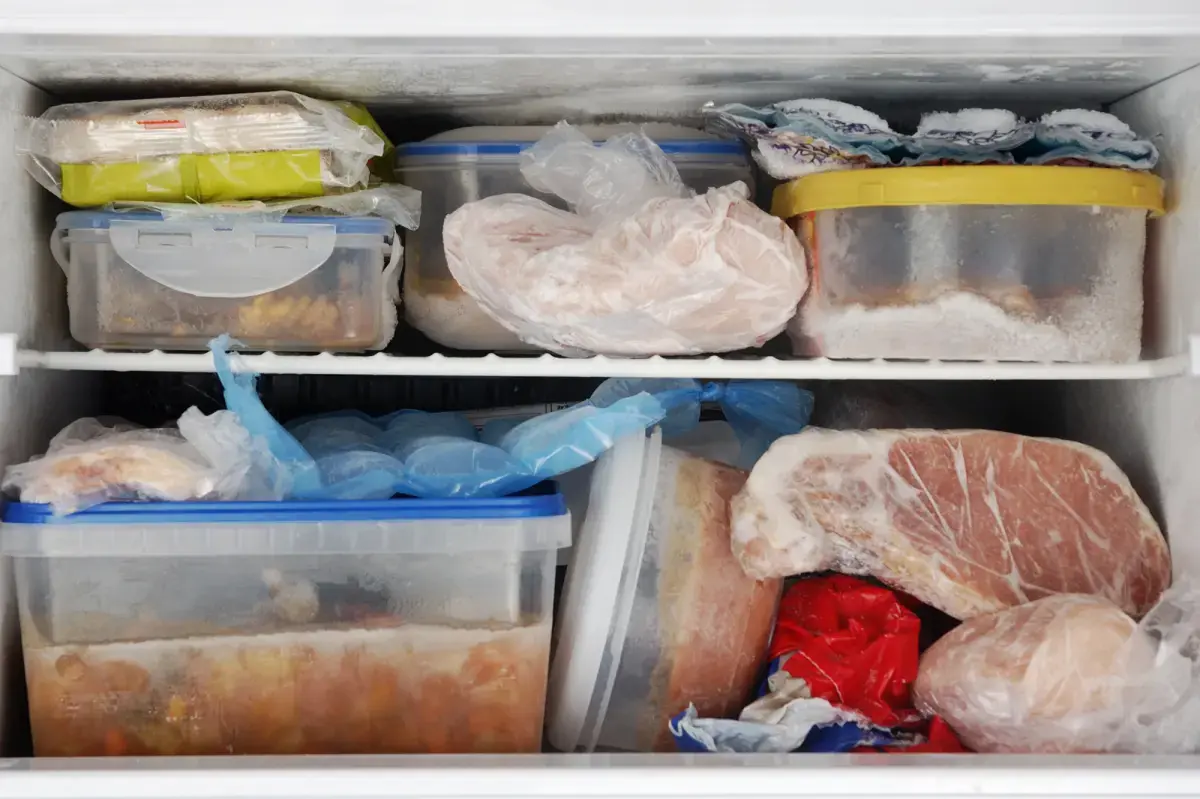 Man Di:es After Eating Refrigerated Leftovers: A Stark Reminder About Food Safety at Home