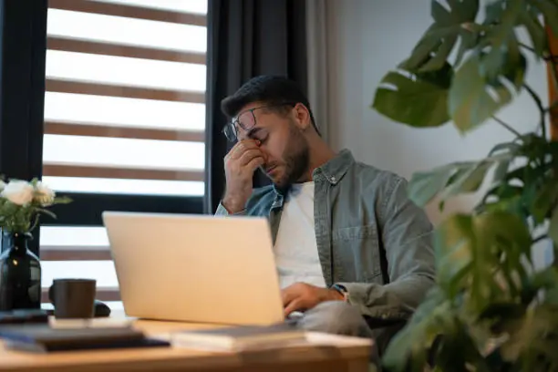 Eye Strain in the Digital Age: How Screen Distance and Blink Rate Affect Vision Comfort