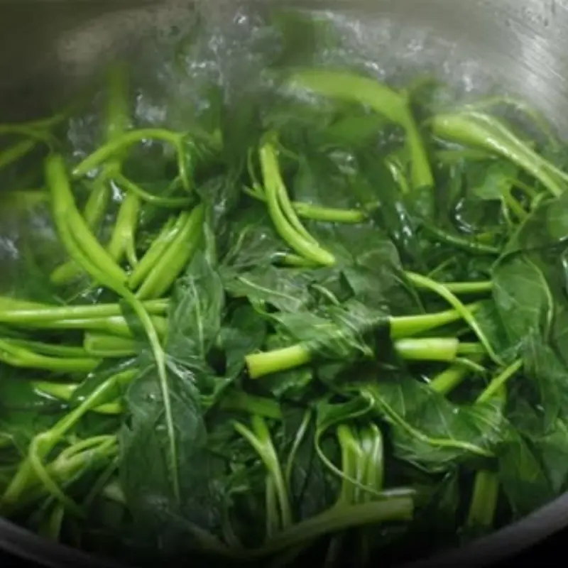 Eating this green regularly may help maintain firm, hydrated, and glowing skin naturally.