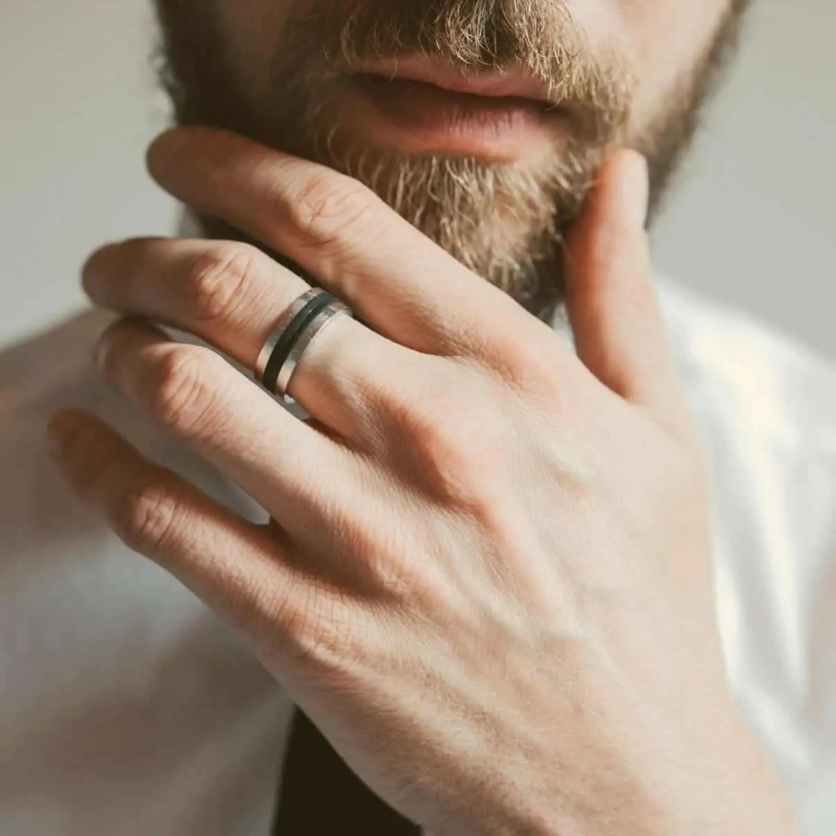 Why Wearing a Ring on the Middle Finger Is Becoming a Global Symbol of Confidence and Self-Expression