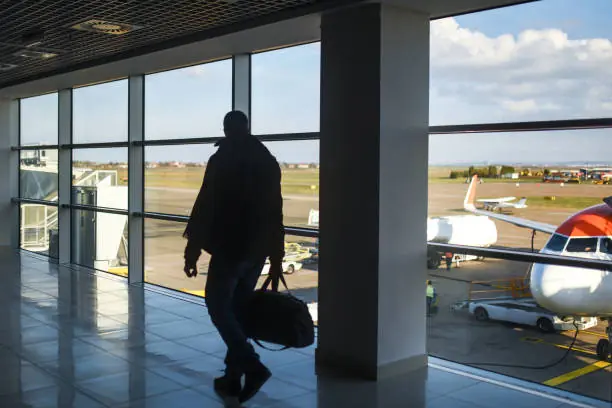 “The Airport Stranger Handed Me a Note and Disappeared — I Didn’t Understand It Until Years Later.”