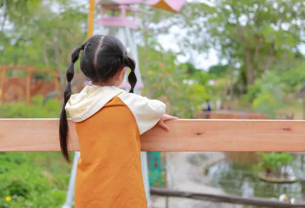 “A Little Girl Saluted Me Every Morning — One Day, Her Father Told Me the Reason.”