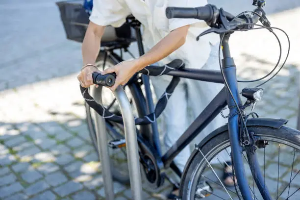 “Someone Started Locking My Bike Every Evening — I Thought It Was a Mistake Until I Found the Note.”