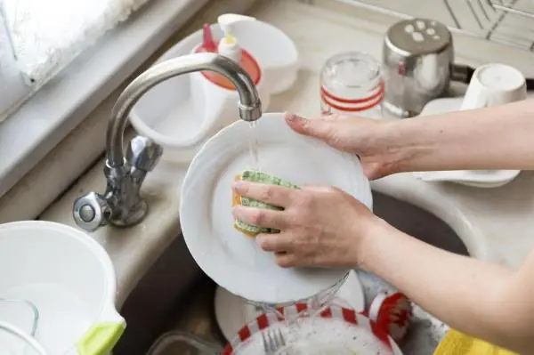 A Routine Dishwashing Habit Draws Attention After Two Young Adults Develop Stomach Can.cer
