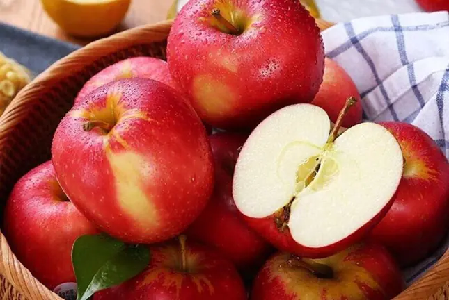 One Apple Before Bed — 5 Changes You Might Notice