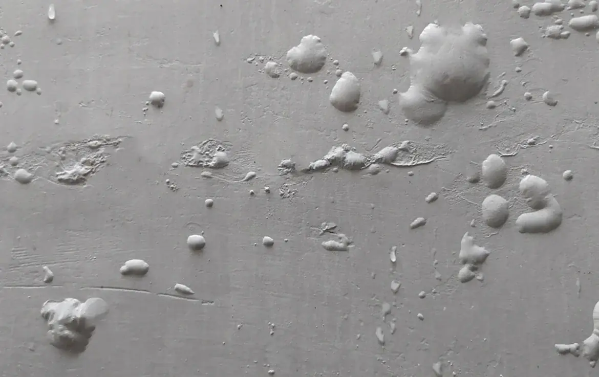 Strange Bubbles Appearing Under Wall Paint? Here’s What It Could Really Mean — Not Just Humidity